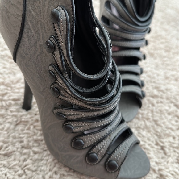 Gray ankle booties, peep, toe with buttons, open up to the top-perfect condition - Picture 8 of 16